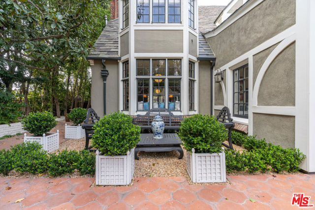 340 S Plymouth Boulevard, Los Angeles CA: https://media.crmls.org/mediaz/200b3ecf-71e1-44c4-bd84-e7393ca5cd82.jpg