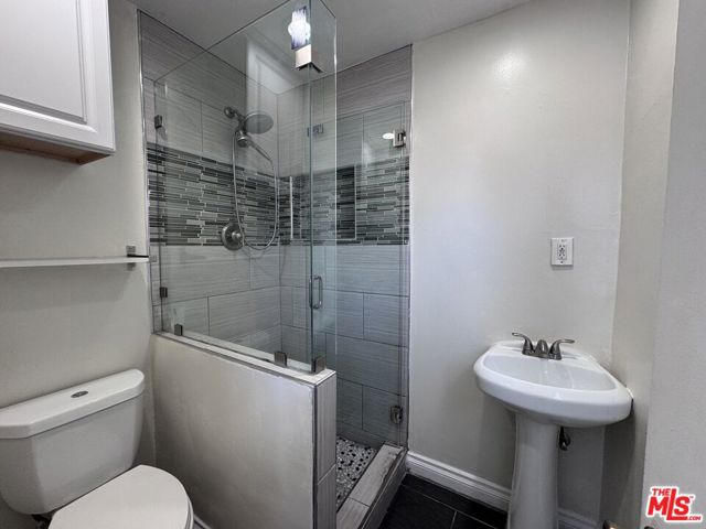 8850 S Wilton Place, Los Angeles CA: https://media.crmls.org/mediaz/200b7192-5762-4c0c-b055-26d2fe4ae83a.jpg