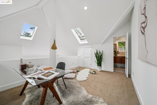 2104 6Th St, Berkeley CA: https://media.crmls.org/mediaz/200bcc7f-6b87-4400-83b6-eda91057a238.jpg