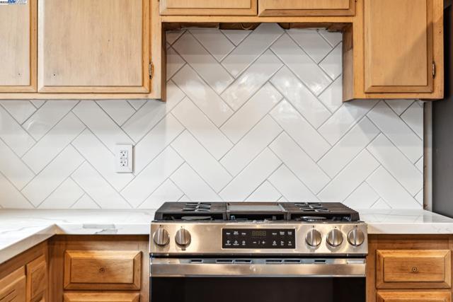 413 Grand St, Alameda CA: https://media.crmls.org/mediaz/200c260f-8938-482f-bb35-944b5e38f550.jpg