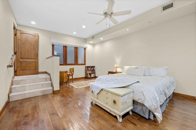 271 Ocean View Ave, Del Mar CA: https://media.crmls.org/mediaz/200d1870-5d21-4adc-abd2-987555dfad01.jpg