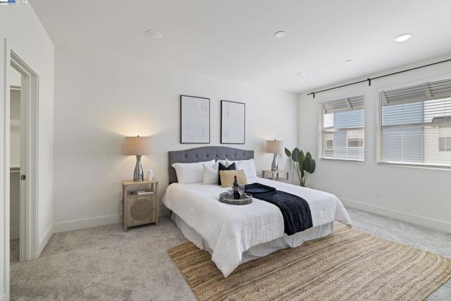 Image 25 of 39 For 9572 Seawind Way