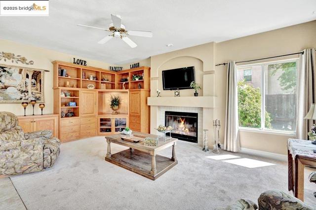1281 Sea Vista Dr, Brentwood CA: https://media.crmls.org/mediaz/200e2590-f1c7-44d7-a917-1808a75a34f3.jpg