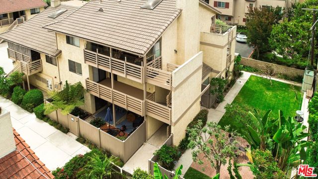 16805 Roosevelt Lane, Huntington Beach CA: https://media.crmls.org/mediaz/200e568b-142c-441f-a815-9203bbc247f4.jpg