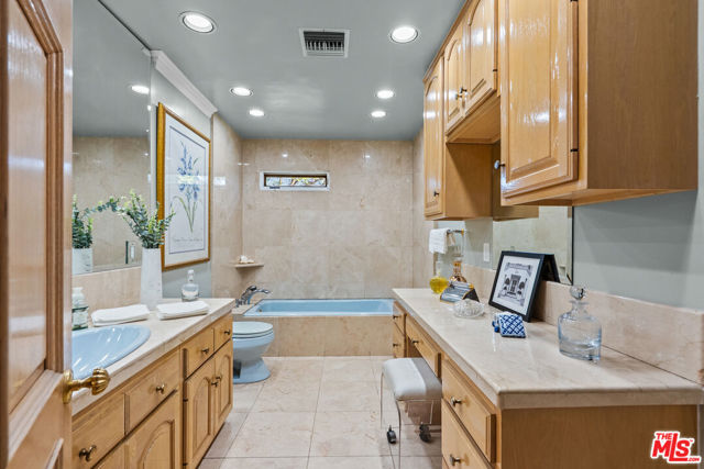 2103 N Hobart Boulevard, Los Angeles CA: https://media.crmls.org/mediaz/200e68e2-8020-429a-841f-f3119ce02697.jpg