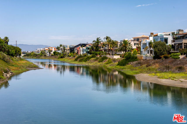 24 Westwind Street, Marina del Rey CA: https://media.crmls.org/mediaz/200f38c3-80be-49a0-9de3-f7a6ac5bcbb2.jpg