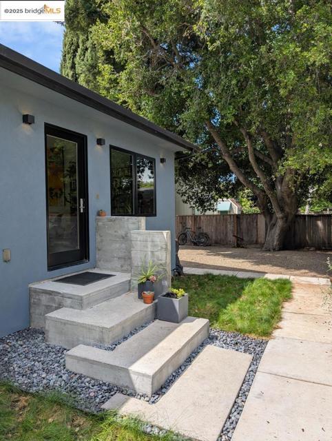 206 Donohoe ST, East Palo Alto CA: https://media.crmls.org/mediaz/200f954e-6b85-4e54-8dda-149799acbf5f.jpg