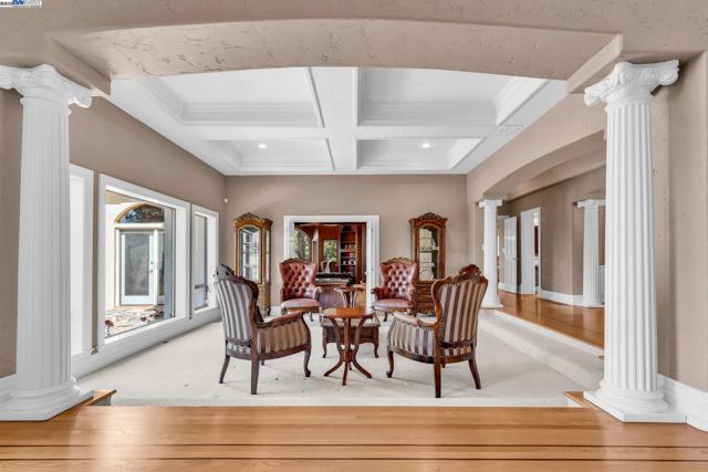 219 Valley Oaks Dr, Alamo CA: https://media.crmls.org/mediaz/20103692-f11a-4116-bcb7-8b745d64f049.jpg