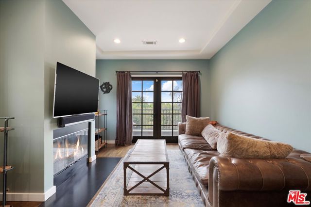 816 Hyperion Avenue, Los Angeles CA: https://media.crmls.org/mediaz/20116441-9b57-424e-829e-33fe4df96e01.jpg