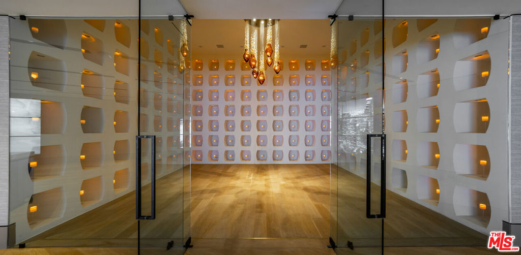 https://media.crmls.org/mediaz/20116894-5e45-4382-92b7-1bc7a5a71d96.jpg?preset=X-Large
