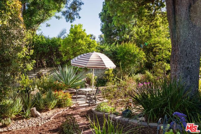 5940 Varna Avenue, Valley Glen CA: https://media.crmls.org/mediaz/201192fd-c776-406e-a5ca-206e3a68f9cc.jpg
