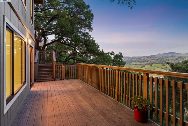 361 Castle Crest Rd, Alamo CA: https://media.crmls.org/mediaz/2011b4f0-c2b1-4abd-9a29-f38ac0a3abdc.jpg