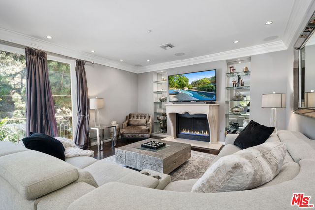 10023 Westwanda Drive, Beverly Hills CA: https://media.crmls.org/mediaz/2011dab3-d551-4dc7-8f22-b110ce7ddcd7.jpg