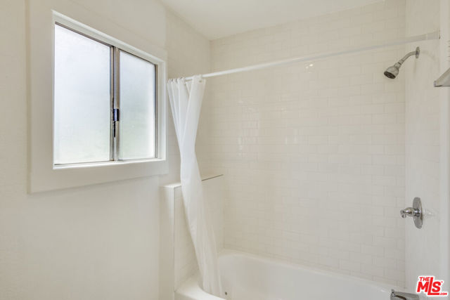 1827 W 24th Street, Los Angeles CA: https://media.crmls.org/mediaz/2011f356-076c-4702-b325-4f1ac1ad950b.jpg