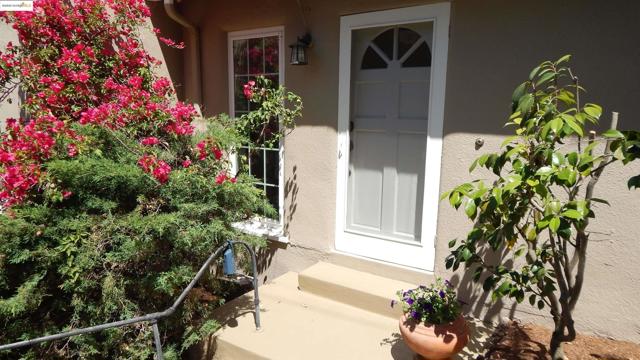 108 Green St, Martinez CA: https://media.crmls.org/mediaz/20123926-90e8-48fa-b297-a70fe772ad4d.jpg