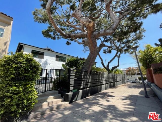 119 Paloma Avenue, Venice CA: https://media.crmls.org/mediaz/20128643-09c4-4e36-86b0-f7ef5727c2bc.jpg