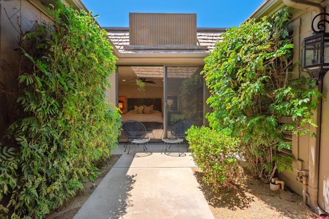 5 Barnard Court, Rancho Mirage CA: https://media.crmls.org/mediaz/20128ed3-c3de-471b-9e0a-e234139a50a8.jpg