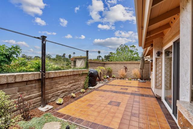 1608 Caminito Asterisco, La Jolla CA: https://media.crmls.org/mediaz/2012a0c2-1148-4fd7-8026-a1421679fdd4.jpg