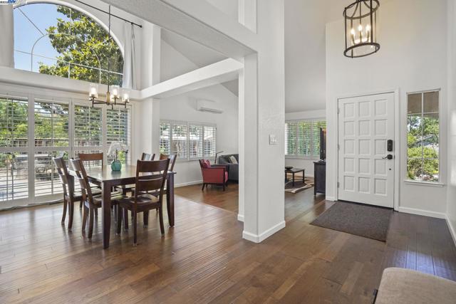 1021 Knightwood Ct, Walnut Creek CA: https://media.crmls.org/mediaz/2012be6a-16b9-497b-9ff8-8b445faa8e8a.jpg