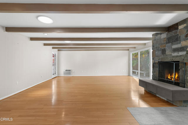 2102 Buena Vista Drive, Camarillo CA: https://media.crmls.org/mediaz/2012f117-622b-4ccc-acf4-8a62f0a402ac.jpg