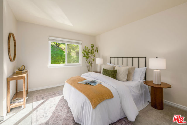 6652 Buttonwood Avenue, Oak Park CA: https://media.crmls.org/mediaz/20141bea-56b5-421a-9840-1c7753f84510.jpg