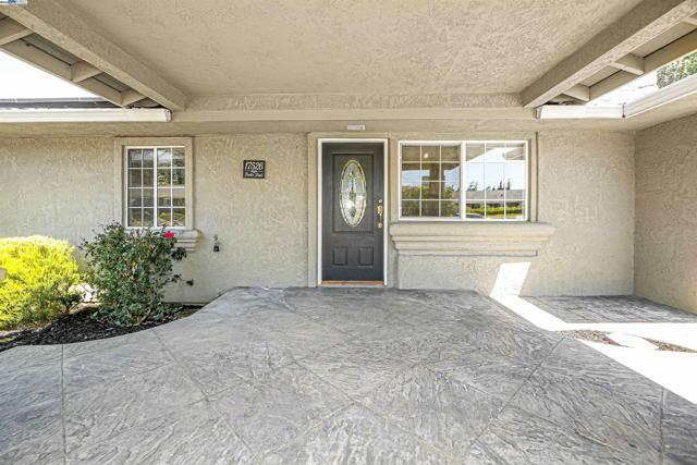 17526 Parker Rd, Castro Valley CA: https://media.crmls.org/mediaz/20147688-69cc-4c4a-97b3-6618d636d54f.jpg