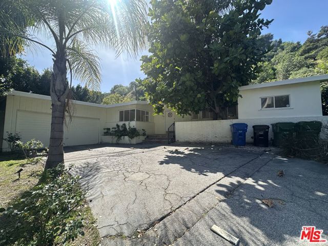 1555 San Ysidro Drive, Beverly Hills CA: https://media.crmls.org/mediaz/20149864-0468-42d3-90a8-f5e222b18d96.jpg