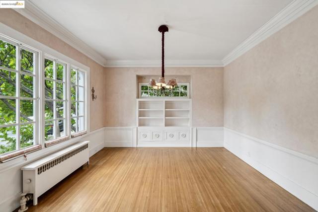 618 Boulevard Way, Piedmont CA: https://media.crmls.org/mediaz/2014d5b5-6c96-4f7f-ad7f-814737828cf2.jpg