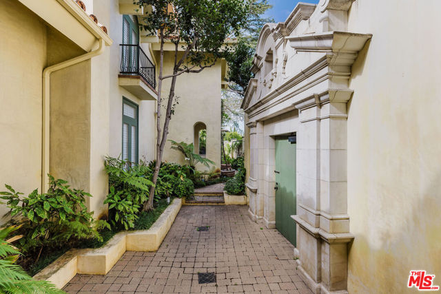 1401 Bel Air Road, Los Angeles CA: https://media.crmls.org/mediaz/2014e406-dbf3-42ad-a052-15fe16372a45.jpg