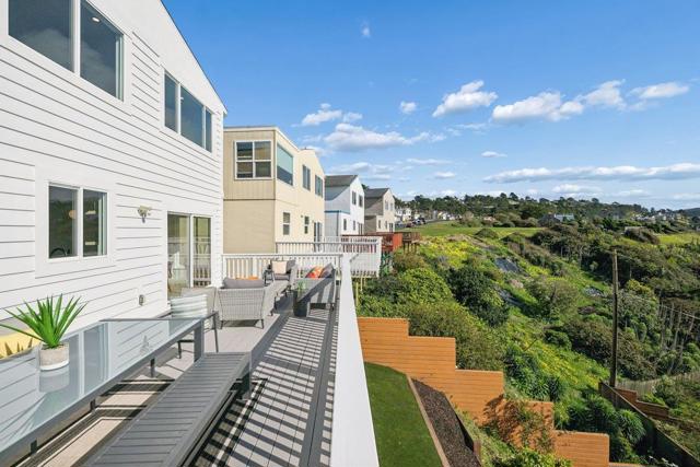 170 Beachview Avenue, Pacifica CA: https://media.crmls.org/mediaz/20153664-dc63-4e47-9eb8-75edc745f2fc.jpg