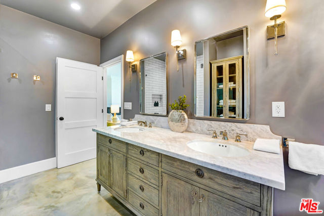 2506 Zorada Drive, Los Angeles CA: https://media.crmls.org/mediaz/2015680d-716c-44d1-87e7-1460eff67fec.jpg