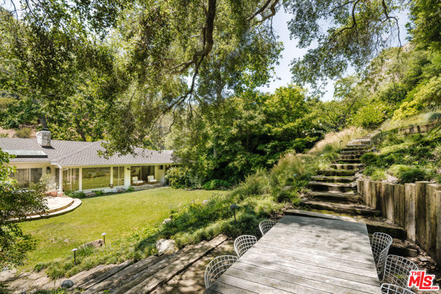 2610 Mandeville Canyon Road, Los Angeles CA: https://media.crmls.org/mediaz/2015ade0-4578-4011-98e4-2231cdb18c5e.jpg