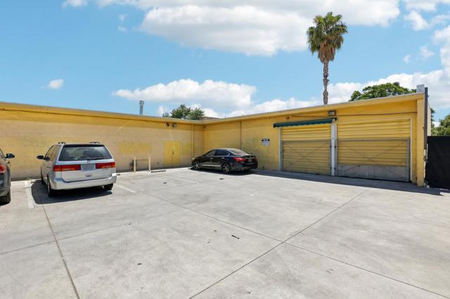 1972 1972 Alum Rock Avenue, San Jose CA: https://media.crmls.org/mediaz/2015f92c-a218-467c-9ba7-feacbe3dc618.jpg