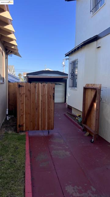 2526 64th Ave, Oakland CA: https://media.crmls.org/mediaz/20163c89-ef51-4771-bb6b-a322bd6b3cf8.jpg