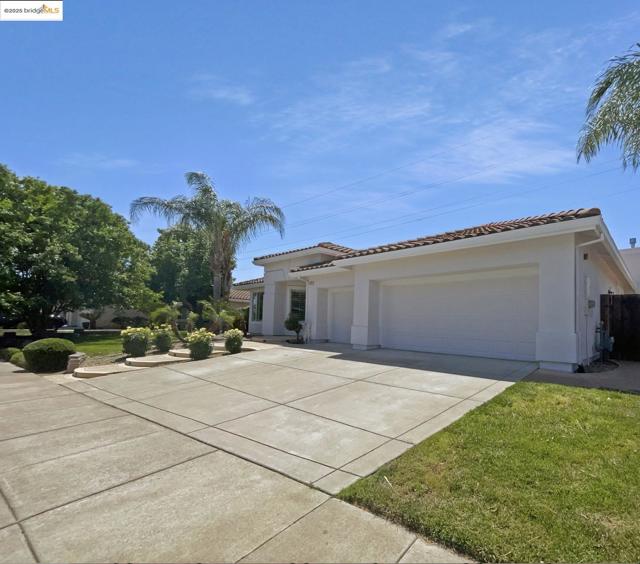 1127 Santa Margherita Way, Brentwood CA: https://media.crmls.org/mediaz/20165ecb-41ba-4295-8e44-05e78eaccec2.jpg