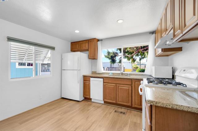 17754 Meekland Ave, Hayward CA: https://media.crmls.org/mediaz/201688bf-3be5-4c95-93af-ee941458d826.jpg