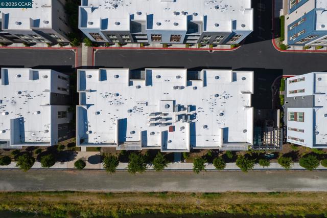 320 Riesling Ave, Milpitas CA: https://media.crmls.org/mediaz/2016b596-2a4b-4607-8eef-1765da7086e7.jpg