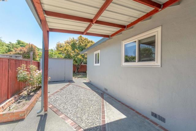 14510 Locust St, San Leandro CA: https://media.crmls.org/mediaz/2016bdb1-d72a-476e-9728-99dc6b9b7b99.jpg