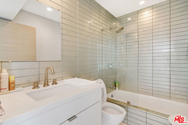 809 Brooks Avenue, Venice CA: https://media.crmls.org/mediaz/2018a387-8e25-44e9-b800-2b58742816e2.jpg