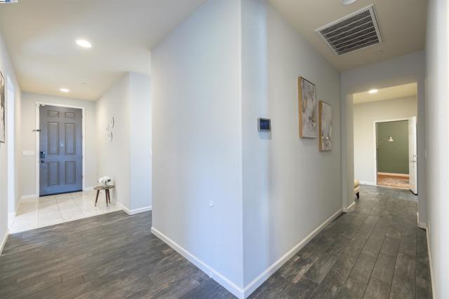 917 Talaria Ct, Oakley CA: https://media.crmls.org/mediaz/2018af12-3da9-4413-a701-e4ddb4c99d50.jpg