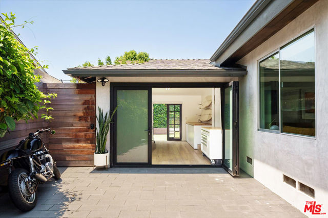 2501 Walnut Avenue, Venice CA: https://media.crmls.org/mediaz/2018bdd7-2acf-420e-8220-c15719bb6b48.jpg