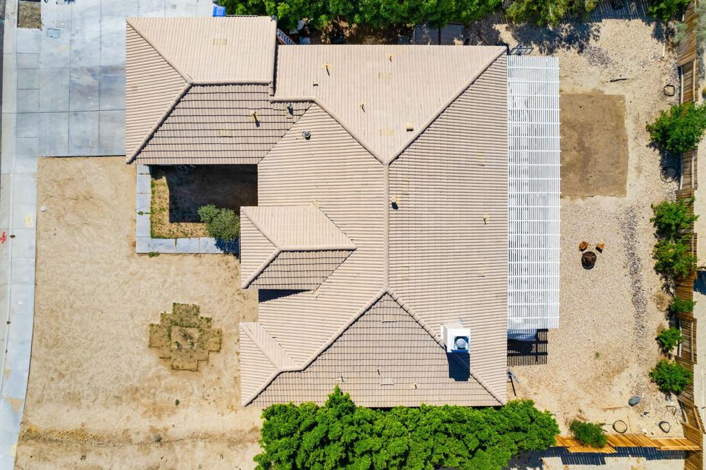https://media.crmls.org/mediaz/2019ea8d-e9ed-4855-bf5d-105a603d9ec4.jpg?preset=X-Large