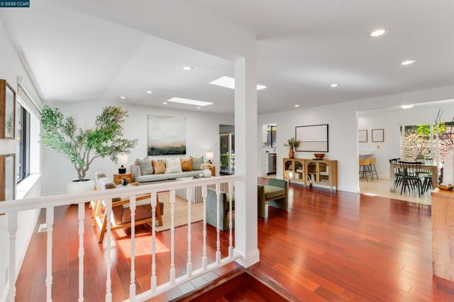 2424 San Miguel Dr, Walnut Creek CA: https://media.crmls.org/mediaz/201a0561-3e3c-4ee3-9beb-2fb58f06f9c1.jpg