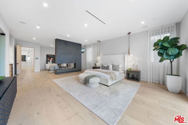 842 N Orange Grove Avenue, Los Angeles CA: https://media.crmls.org/mediaz/201a0fbf-eb9c-437f-b3ff-97b94ca12be3.jpg