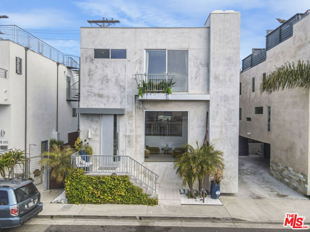 657 Mildred Avenue, Venice CA: https://media.crmls.org/mediaz/201a3cb6-aefc-448b-a4b8-b40d1b306424.jpg