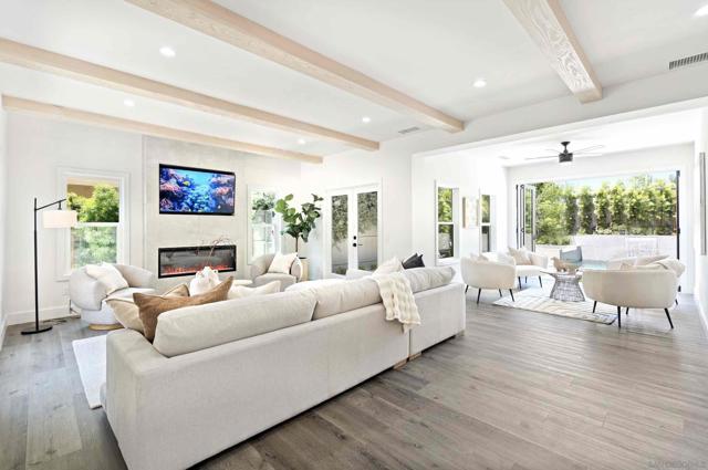 1384 Cynthia Ln, Carlsbad CA: https://media.crmls.org/mediaz/201bba99-67fc-4fd1-82dc-127a66cd5050.jpg