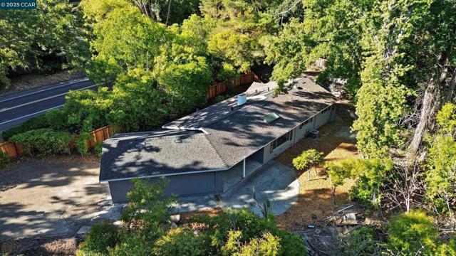 1016 Stone Valley Rd, Alamo CA: https://media.crmls.org/mediaz/201bf67f-a86e-4ecc-8e6f-a33985442425.jpg