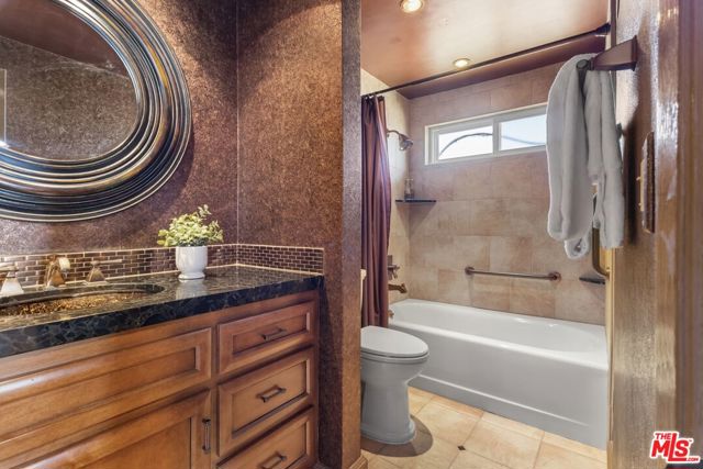 4040 Coldstream Terrace, Tarzana CA: https://media.crmls.org/mediaz/201c8160-cfb0-4ae4-8261-b4f4416f68ae.jpg