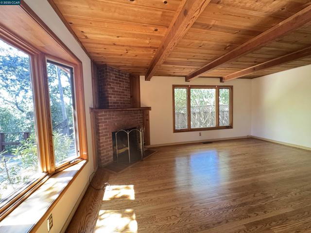 919 Janet Ln, Lafayette CA: https://media.crmls.org/mediaz/201d5645-e943-43d9-bf12-866be6e4b46e.jpg