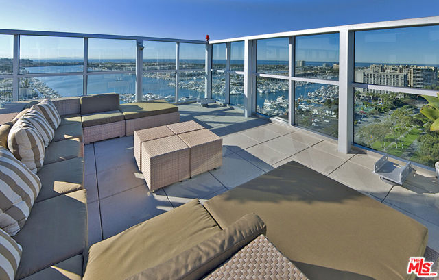 13700 Marina Pointe Drive, Marina del Rey CA: https://media.crmls.org/mediaz/201e133b-5ba8-4c46-a48b-66022e57ff06.jpg